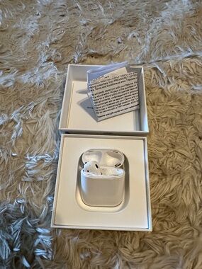 Apple White True Wireless Earbuds with Compact Charging Case